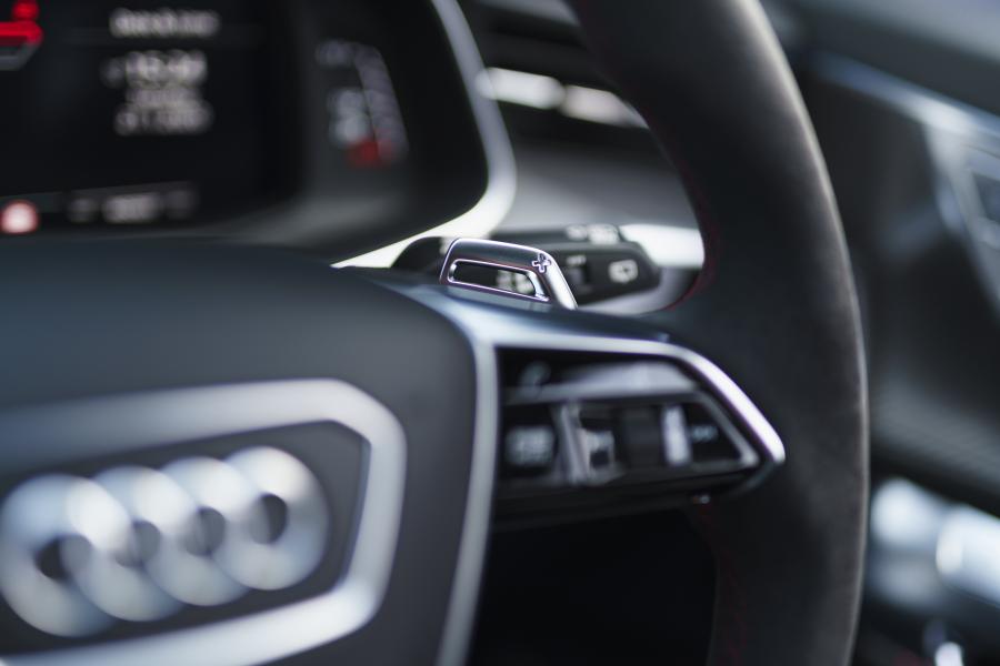 Детали интерьера Audi RS6 Avant (C8) 2020 года  (UK) (фото 119 из 150)